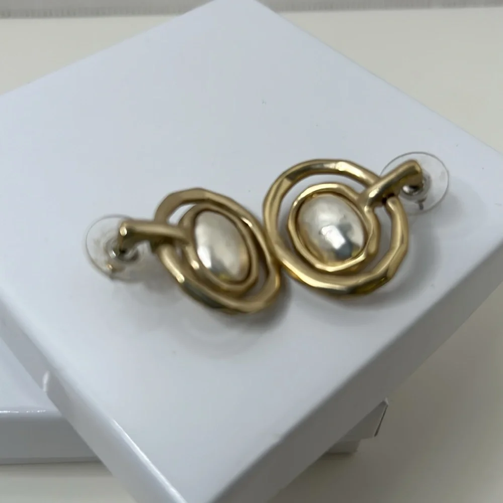 Chico’s hammered pearl earrings gold tone pierced minimalist everyday wear